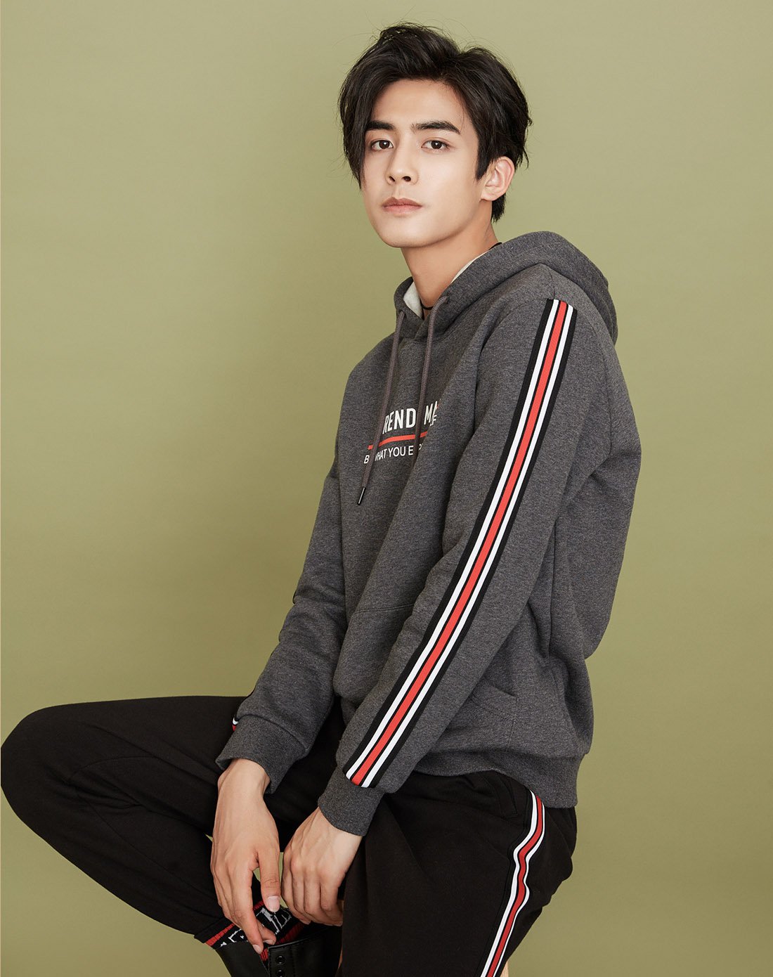 美邦宋威龙明星同款男撞色织带连帽卫衣