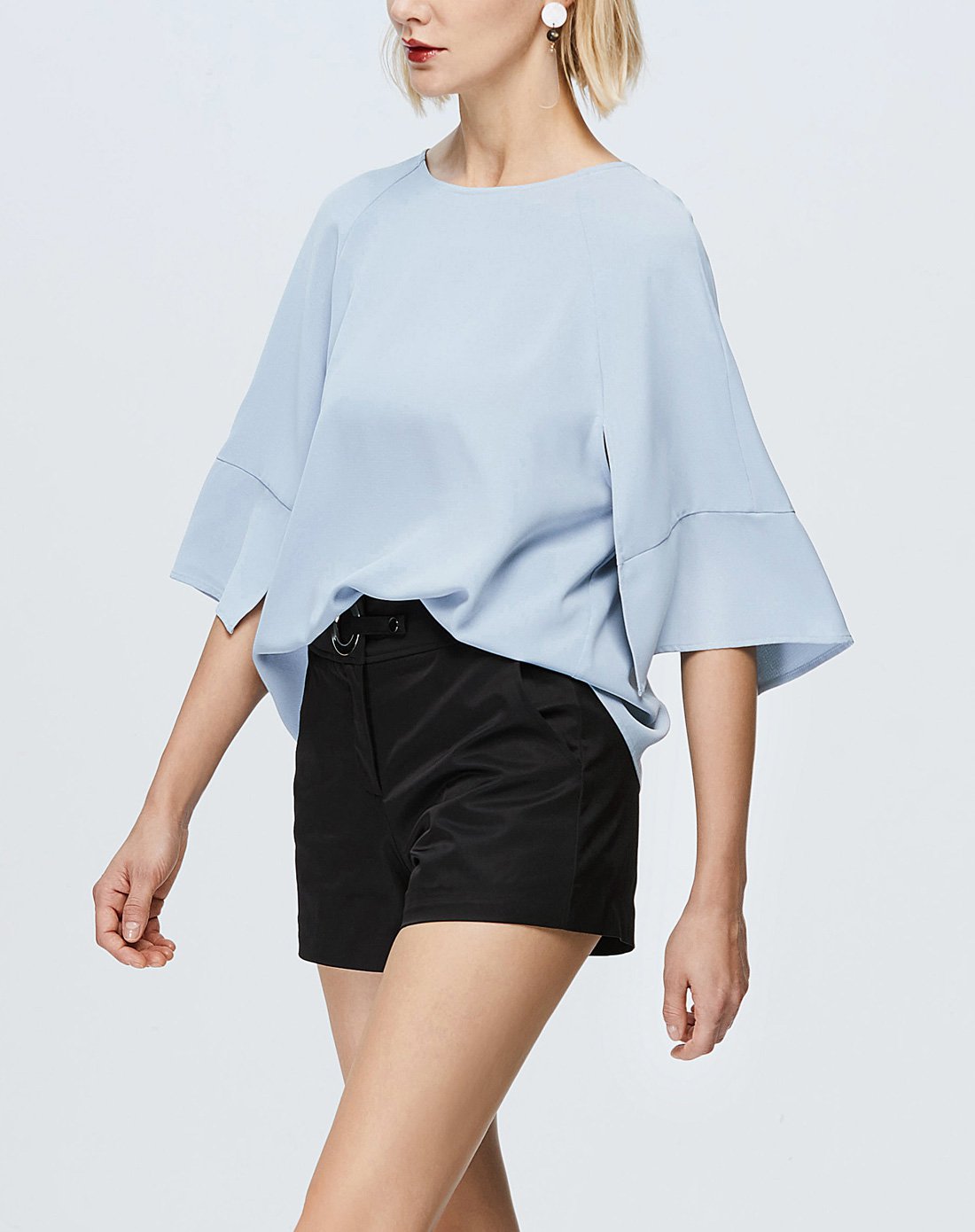 蓝色经典圆领开叉袖子上衣