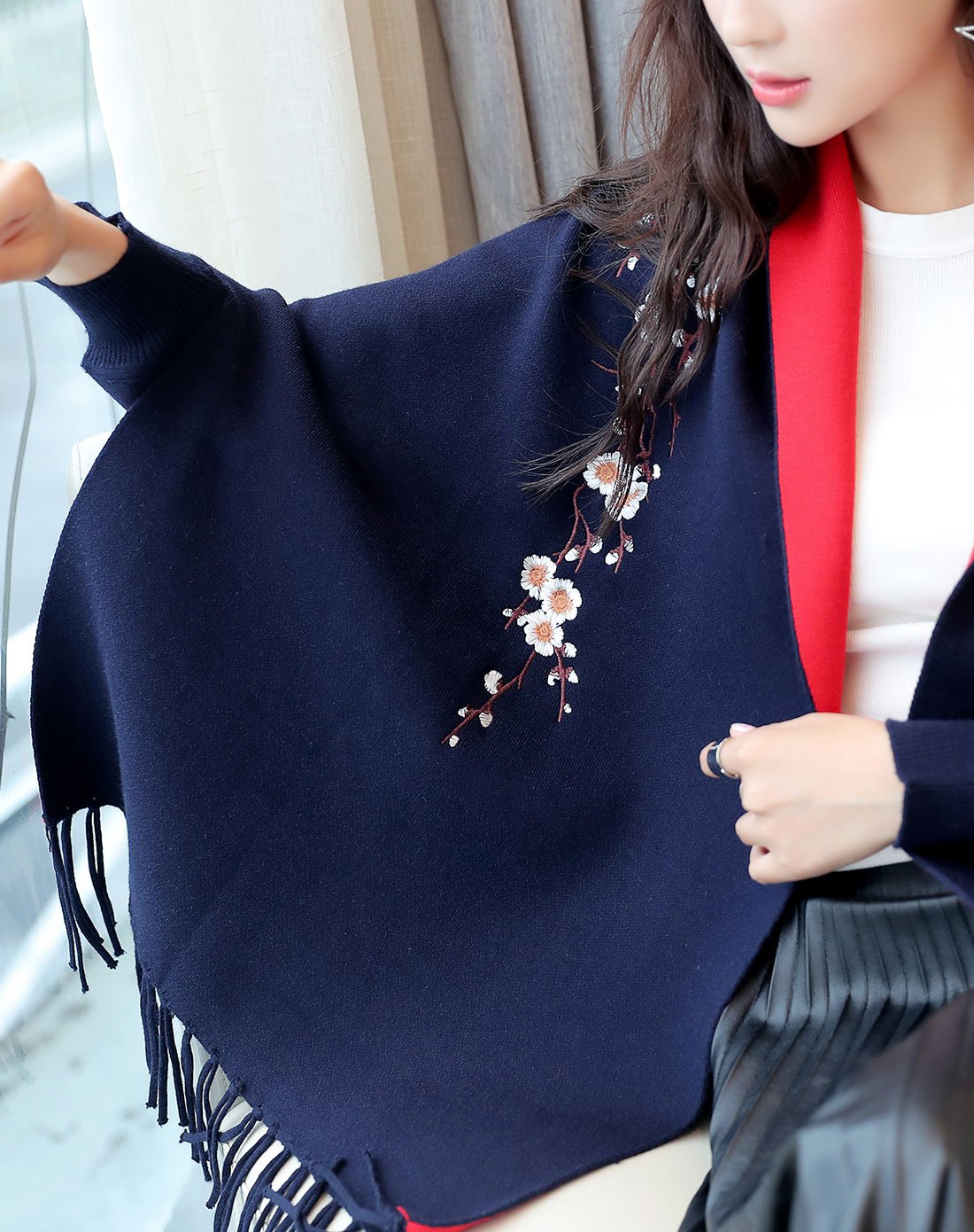 【17年新品】时尚梅花绣花针织披肩开衫
