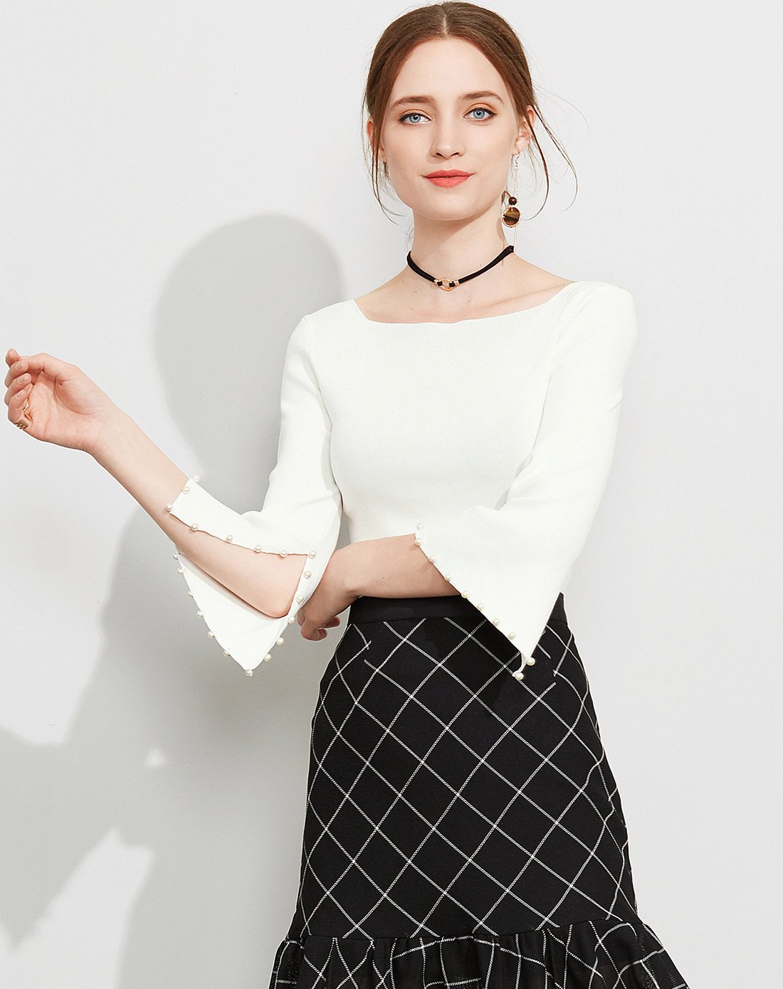 zimmur白色一字领钉珠喇叭开叉袖简约修身针织衫