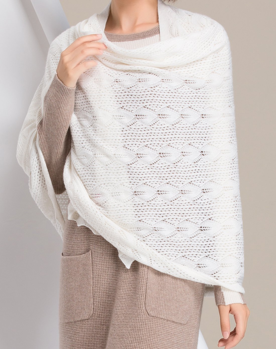 秋冬女纯色镂空花纹气质甜美潮搭舒适时尚通勤羊绒披肩