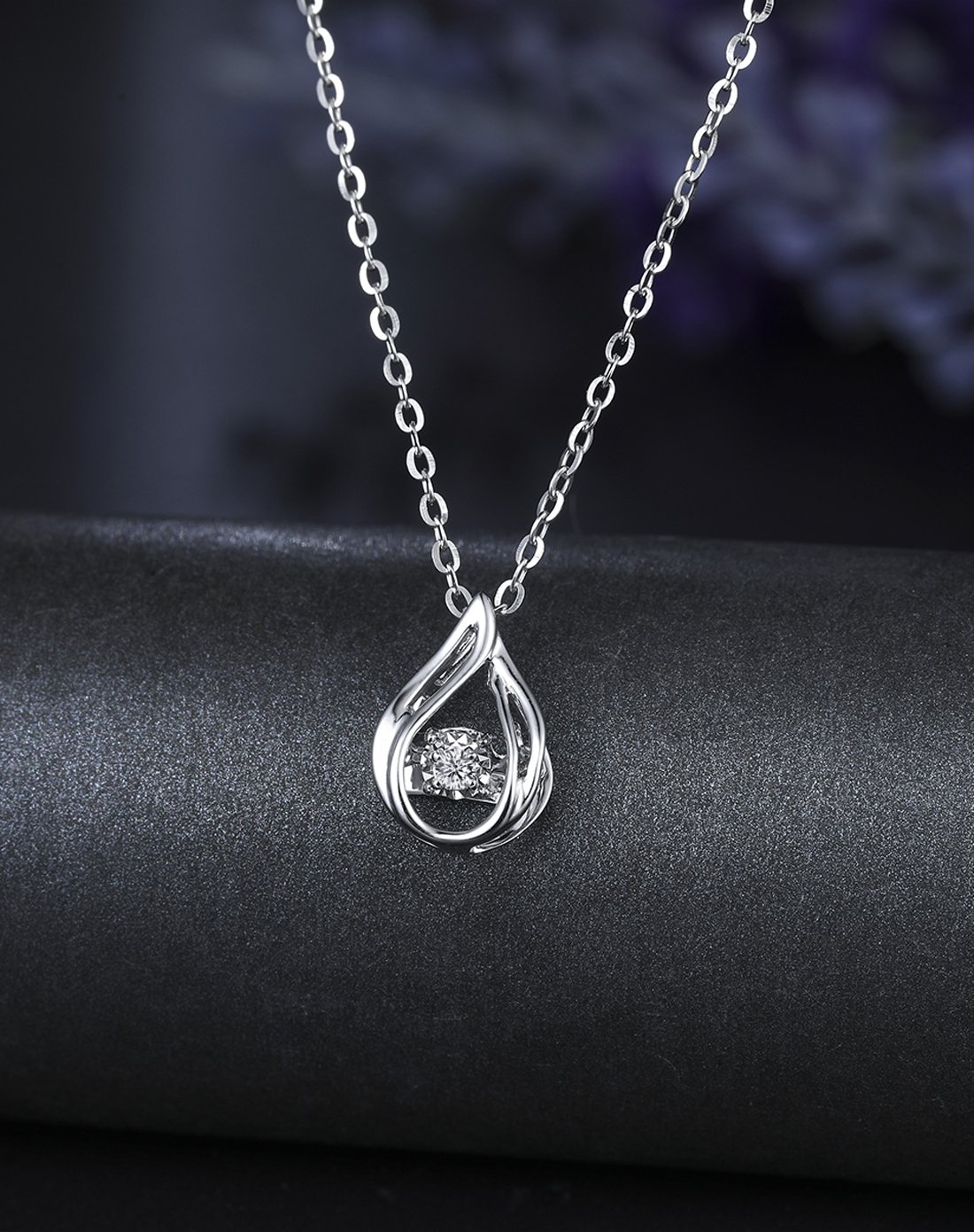 爱度18k金灵动系列钻石吊坠-拥抱