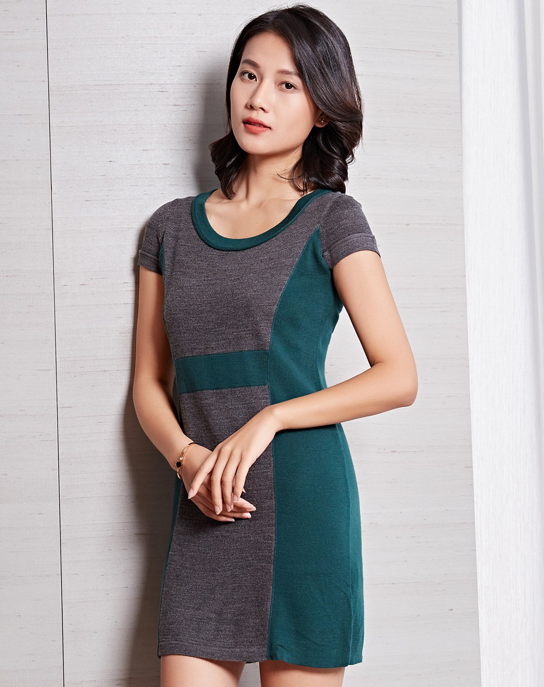 浅秋女拼色圆领短袖高腰修身中长款羊毛连衣裙