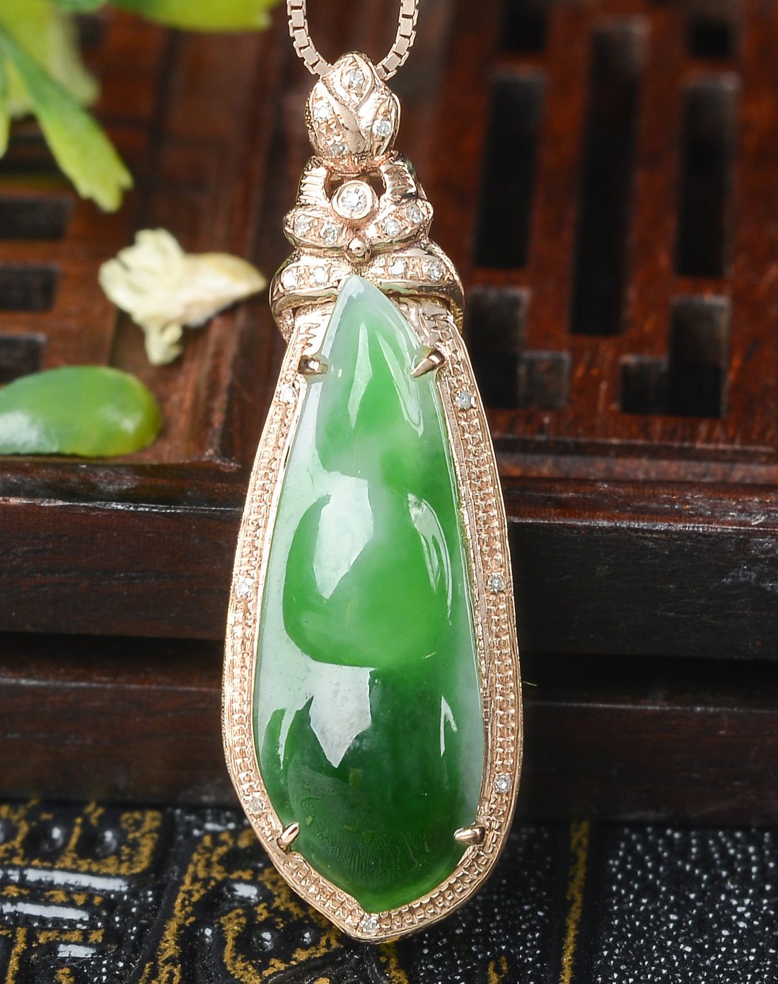 亿珍阁 18k金包边a货翡翠吊坠冰糯满绿四季豆玉挂件附证书