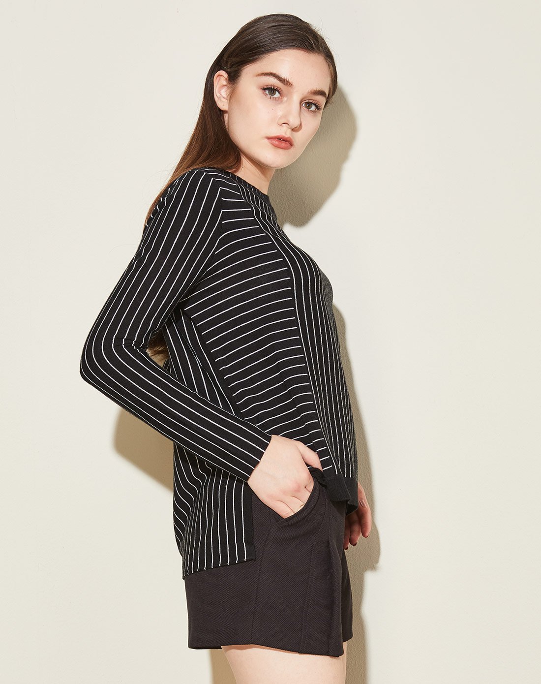 juzui/玖姿黑白条纹套头前短后长宽松开叉长袖女式毛衫