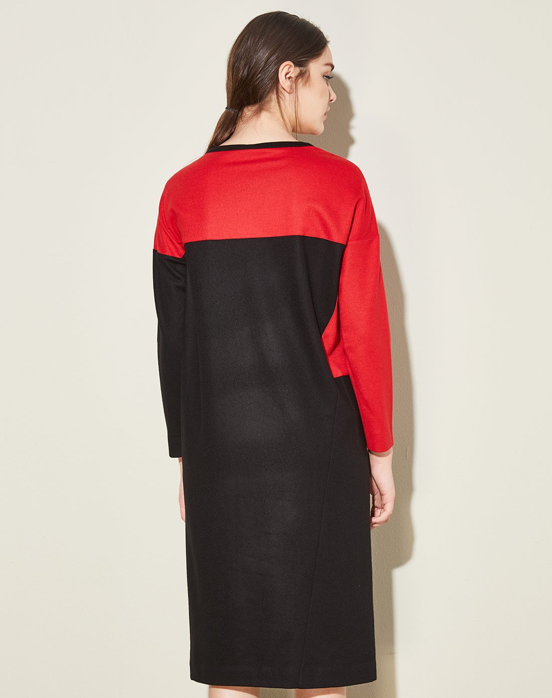 juzui/玖姿黑红拼色宽松h型圆领中长款长袖连衣裙