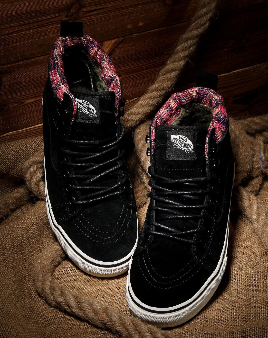 范斯vans-女款黑色拼接耐磨高帮休闲鞋