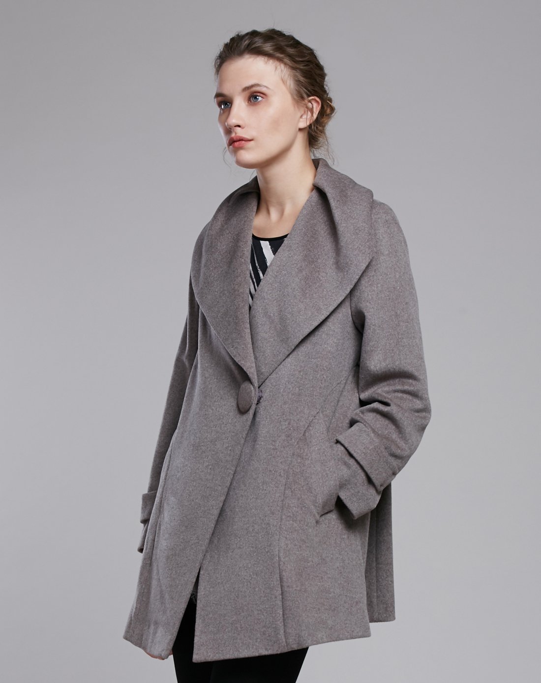 浅驼色羊毛羊绒呢料一粒扣捏褶领宽松短大衣