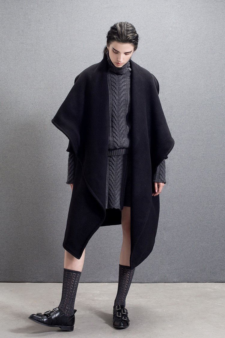 廓形大翻领羊毛呢大衣 适用季节: 冬 袖型: 插肩袖 厚薄: 厚 款式