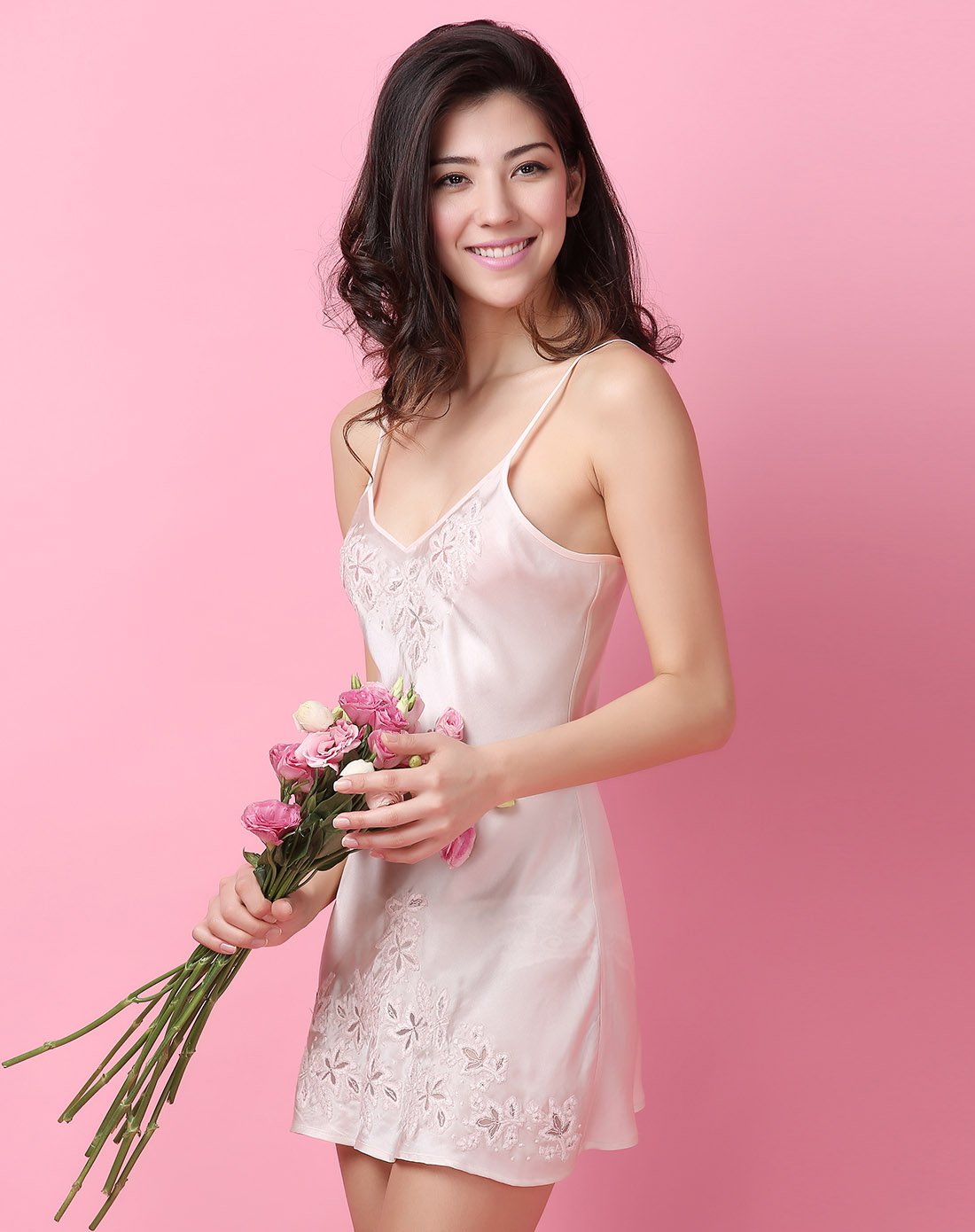 乐潘朵丝滑真丝刺绣蕾丝吊带睡裙