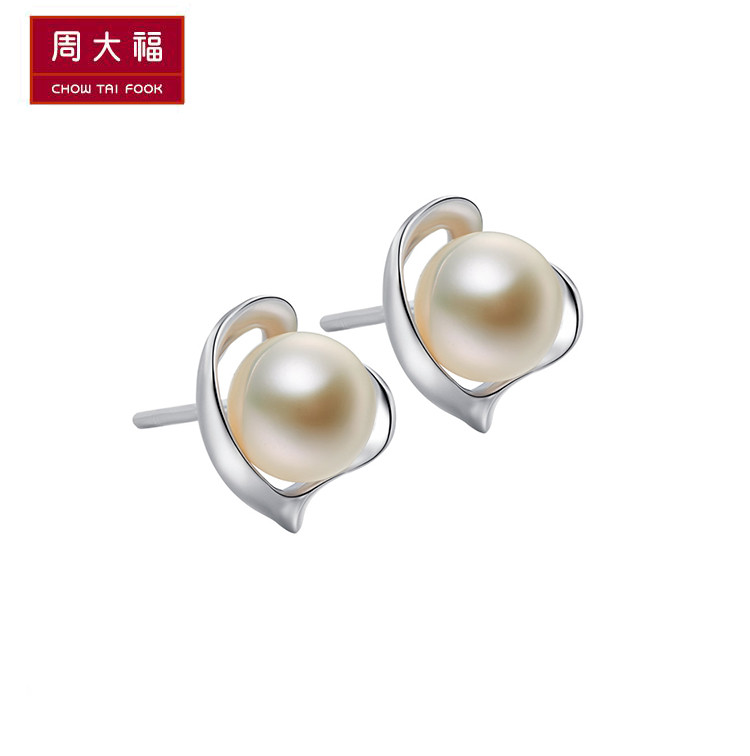 周大福 优雅姿态925银珍珠耳饰(定价)