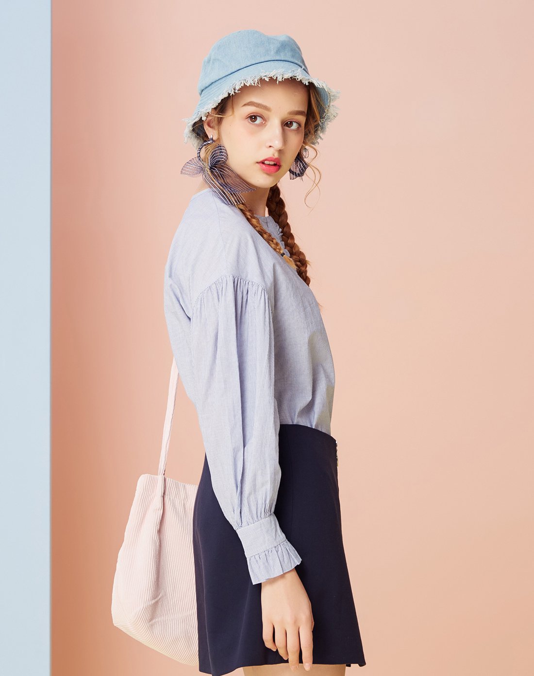 美特斯邦威2018春新款女款收褶袖子落肩衬衫