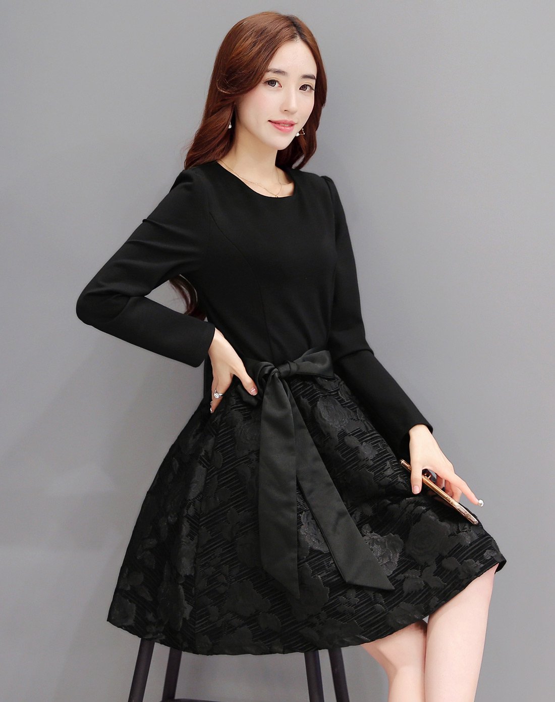 女黑色时尚收腰显瘦连衣裙(配腰带)