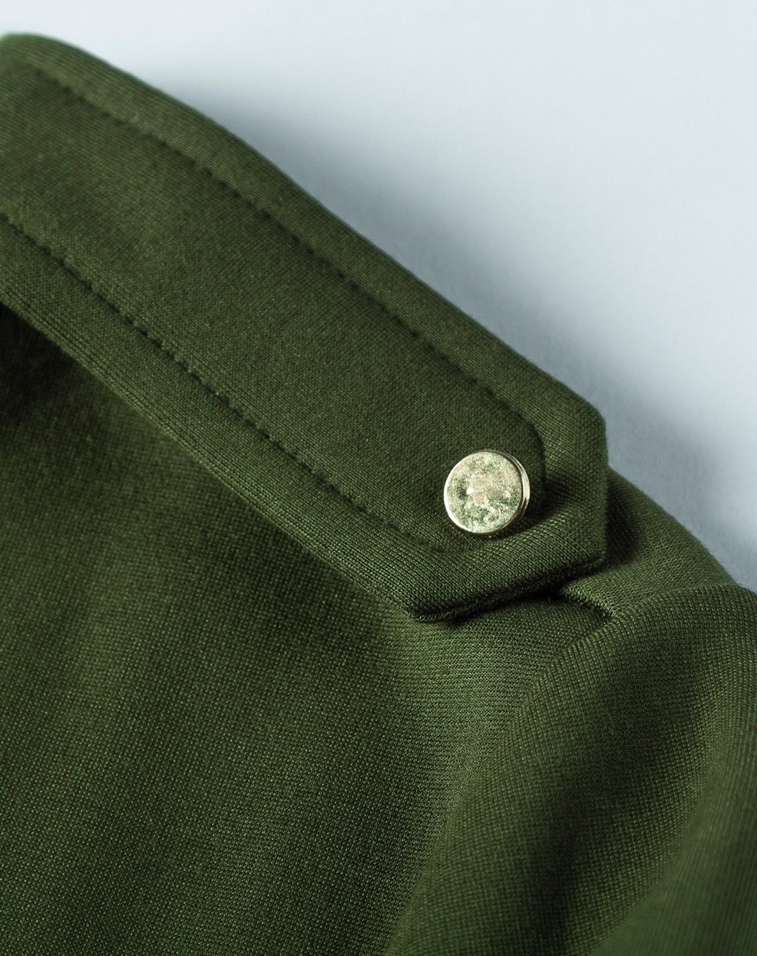 军绿色单排扣长袖v领简章设计纯色长款军旅风气质连衣裙