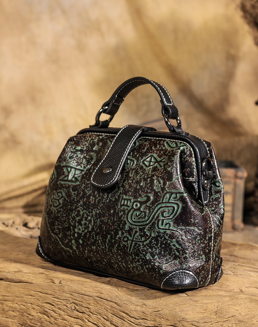 吐火罗2018新品民族风百搭复古压花牛皮手提斜挎包