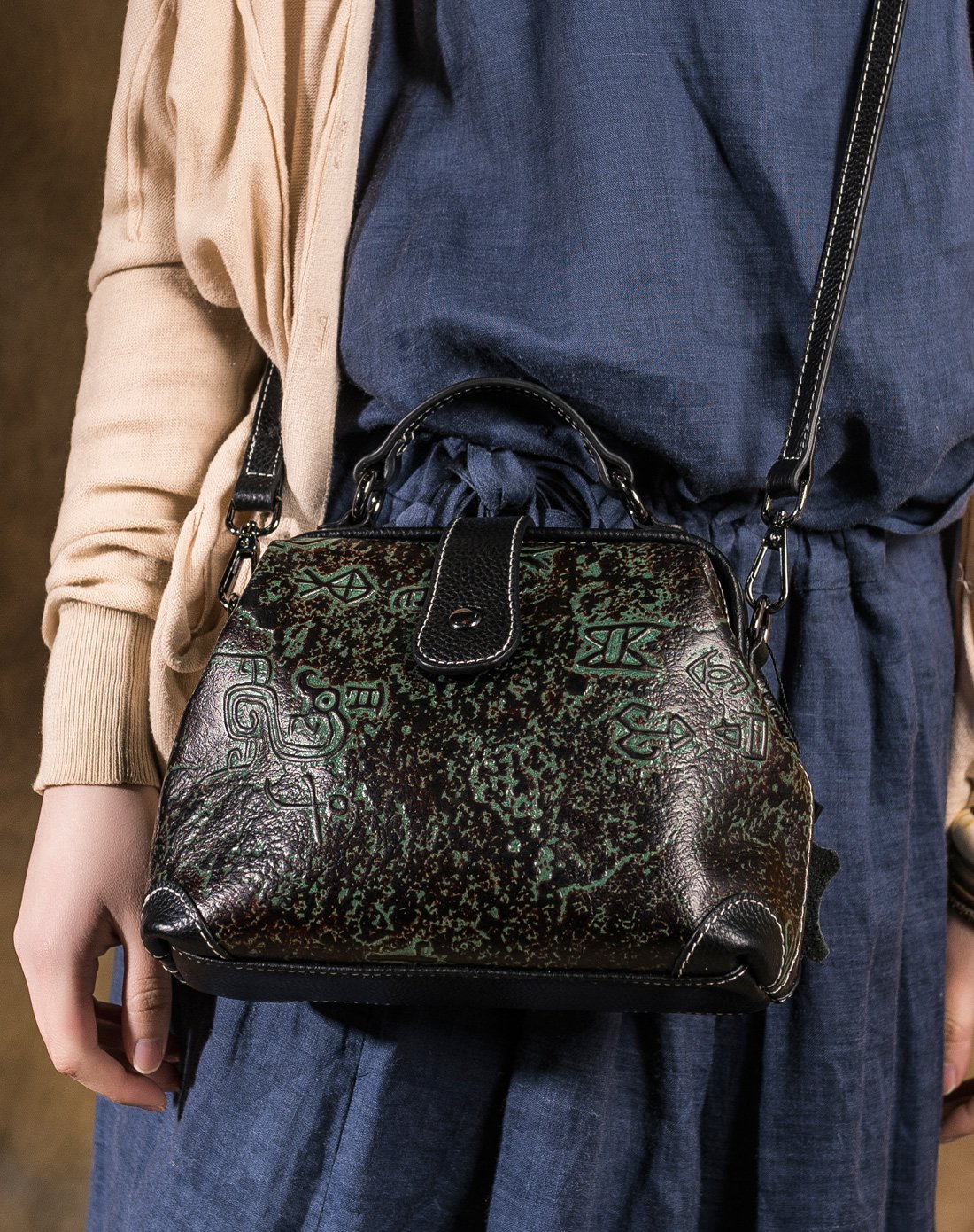 吐火罗2018新品民族风百搭复古压花牛皮手提斜挎包