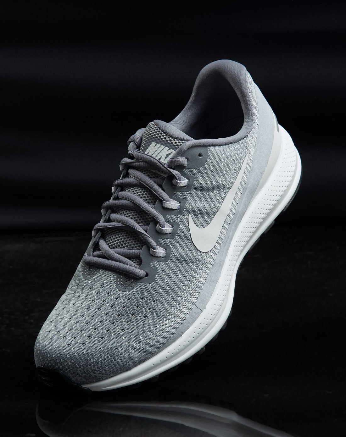 耐克nike air zoom vomero 男款冷灰/银灰色跑步鞋 跑步系列