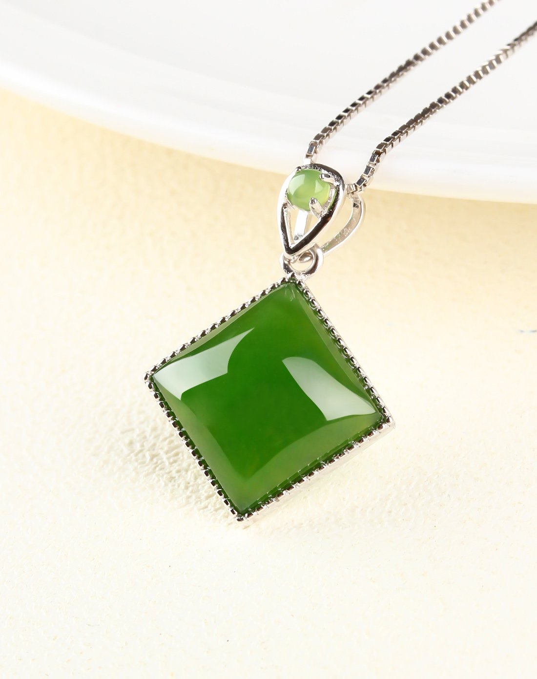 伊戴娇 送礼佳品 天然老坑和田碧玉方形吊坠