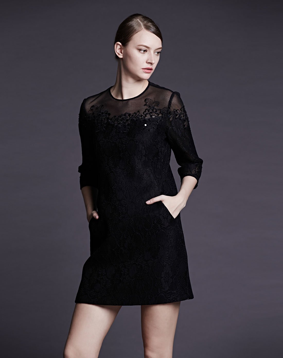 黑色前胸透视钉珠连衣裙