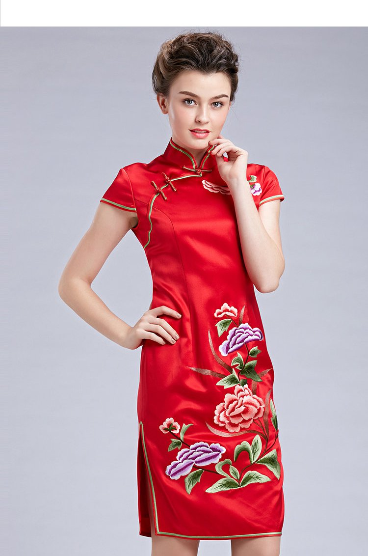 女款绣花真丝旗袍