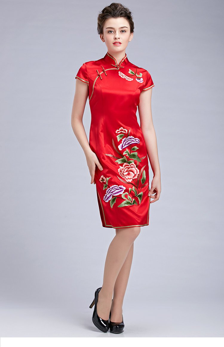 女款绣花真丝旗袍