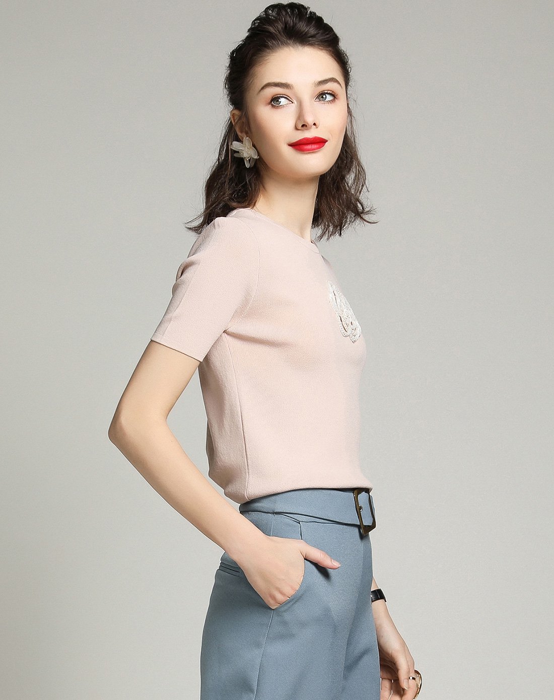 白鹿语简约通勤精致花朵图案装饰上衣圆领短袖打底衫短袖女士针织衫