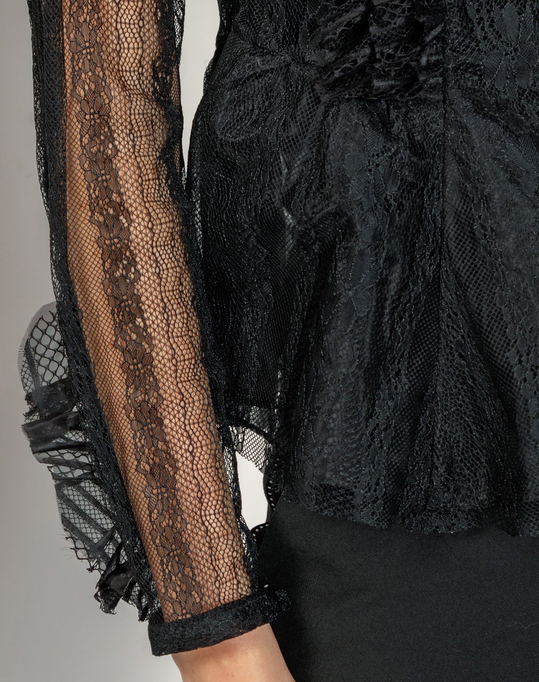 黑色时尚蕾丝透视欧根纱上衣