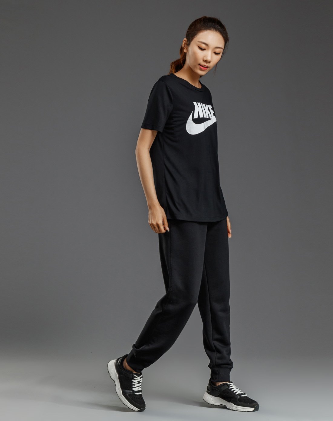 耐克nike 轻柔速干 女款黑色短袖t恤