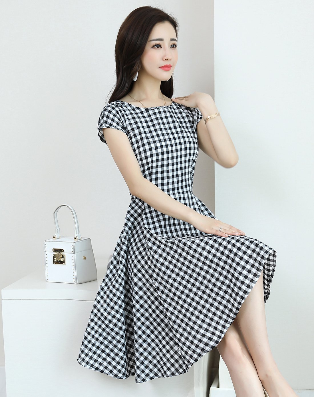 【2018夏装新款】时尚百搭通勤圆领收腰不对称裙摆半袖格纹女款连衣裙