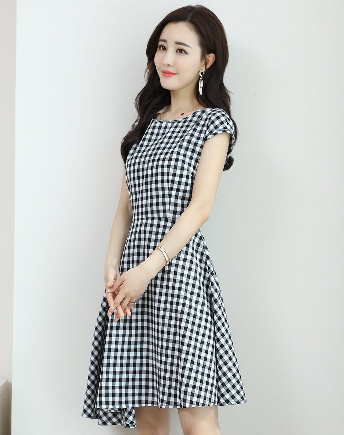 【2018夏装新款】时尚百搭通勤圆领收腰不对称裙摆半袖格纹女款连衣裙