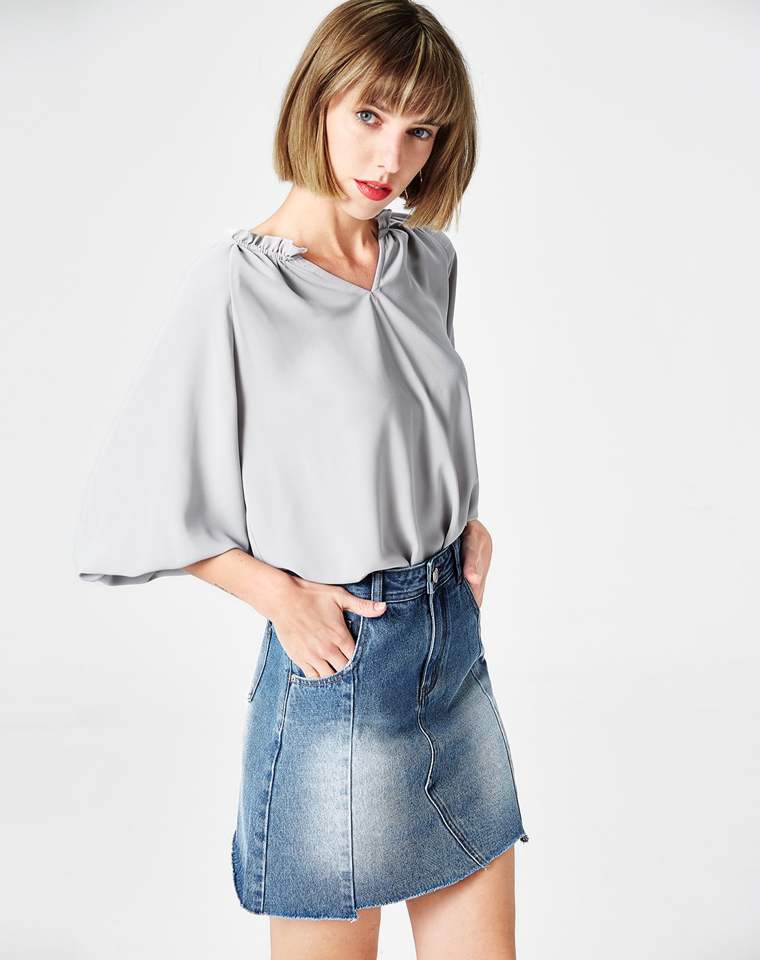 lachata,时尚风暴女装专场 2018新款 v领领口前短后长下摆荷叶边轻薄