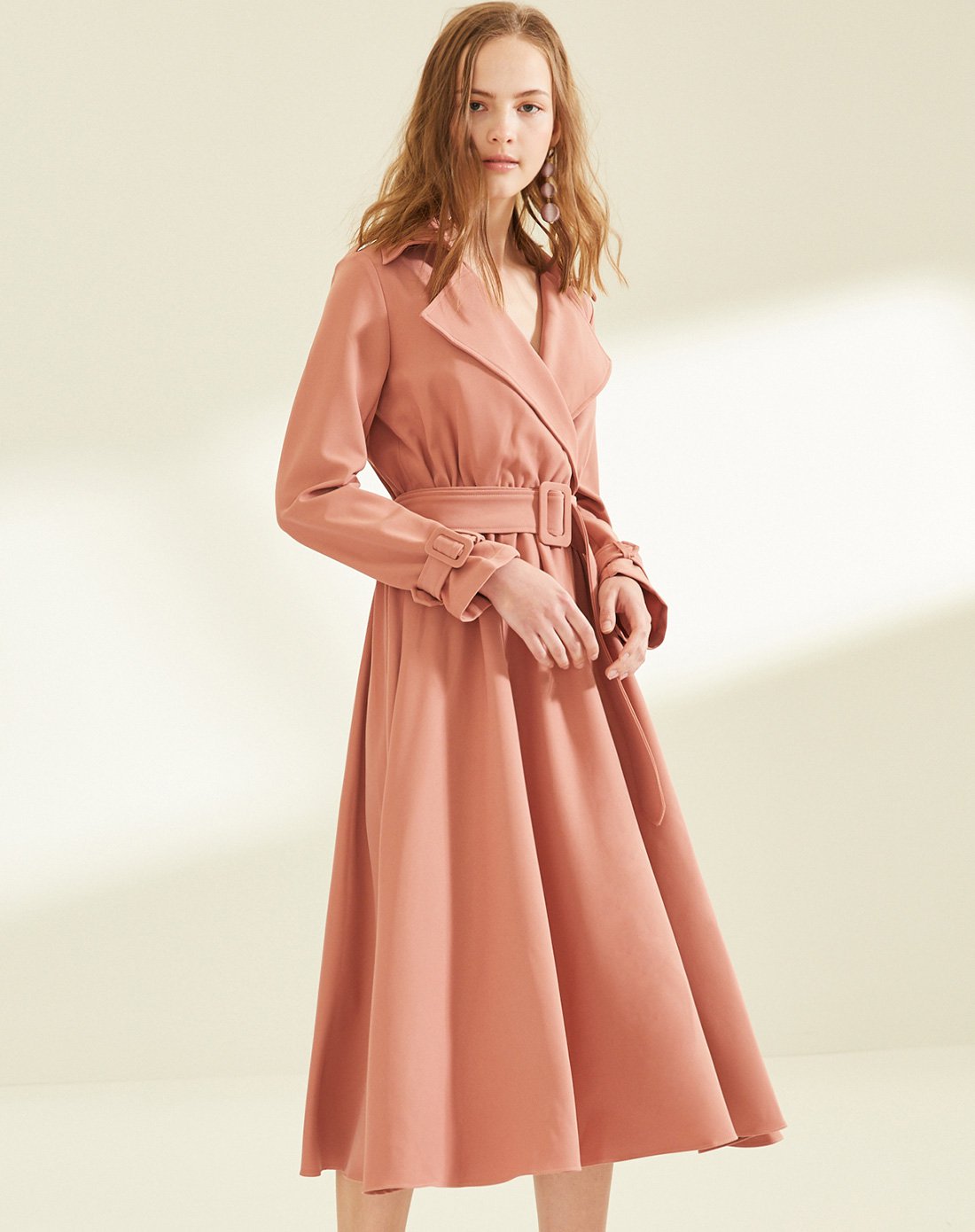 爱客aike爱客女装中长款连衣裙百褶裙2018新款女装春装束腰风衣式长裙