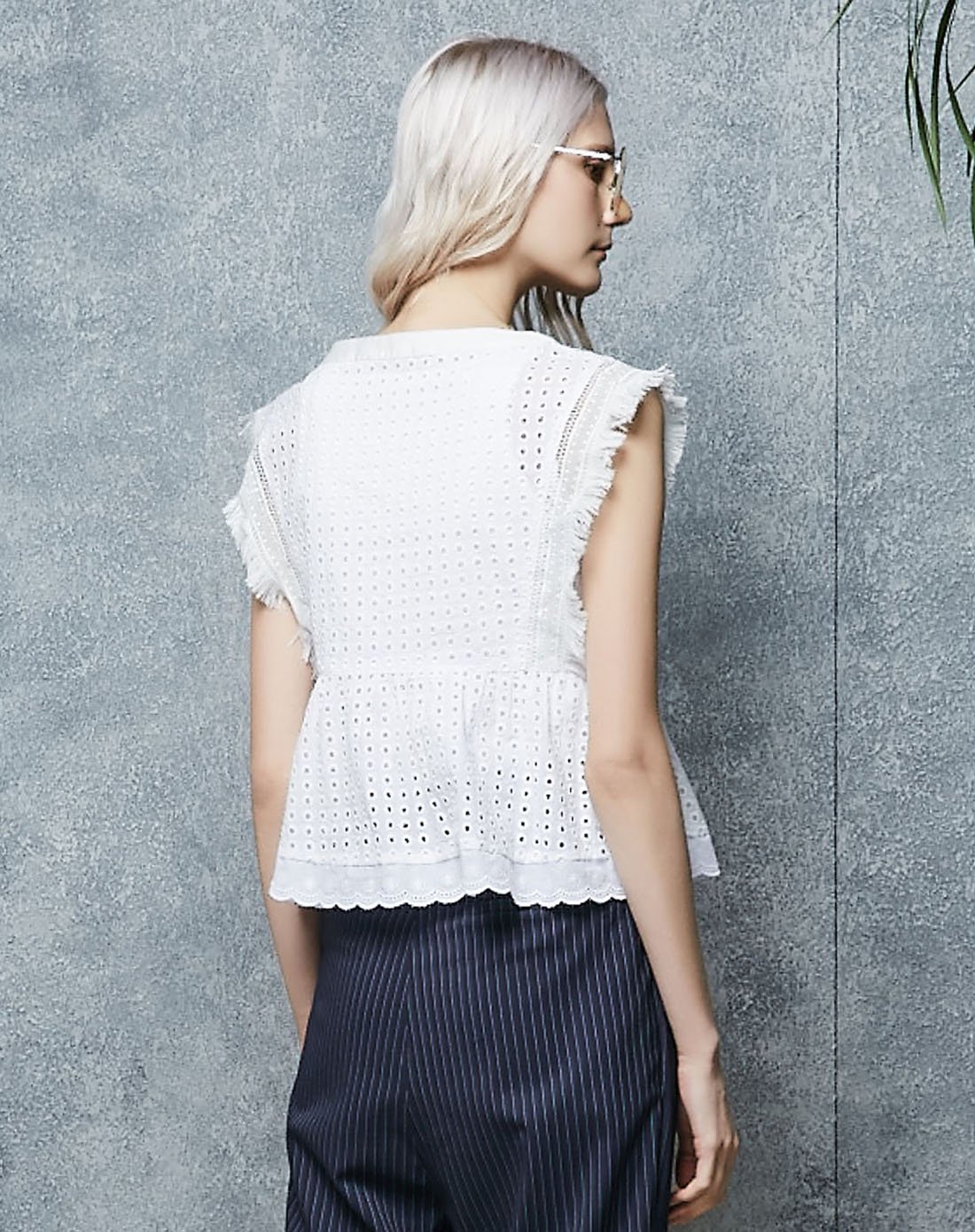 纯色镂空流苏边无肩袖上衣