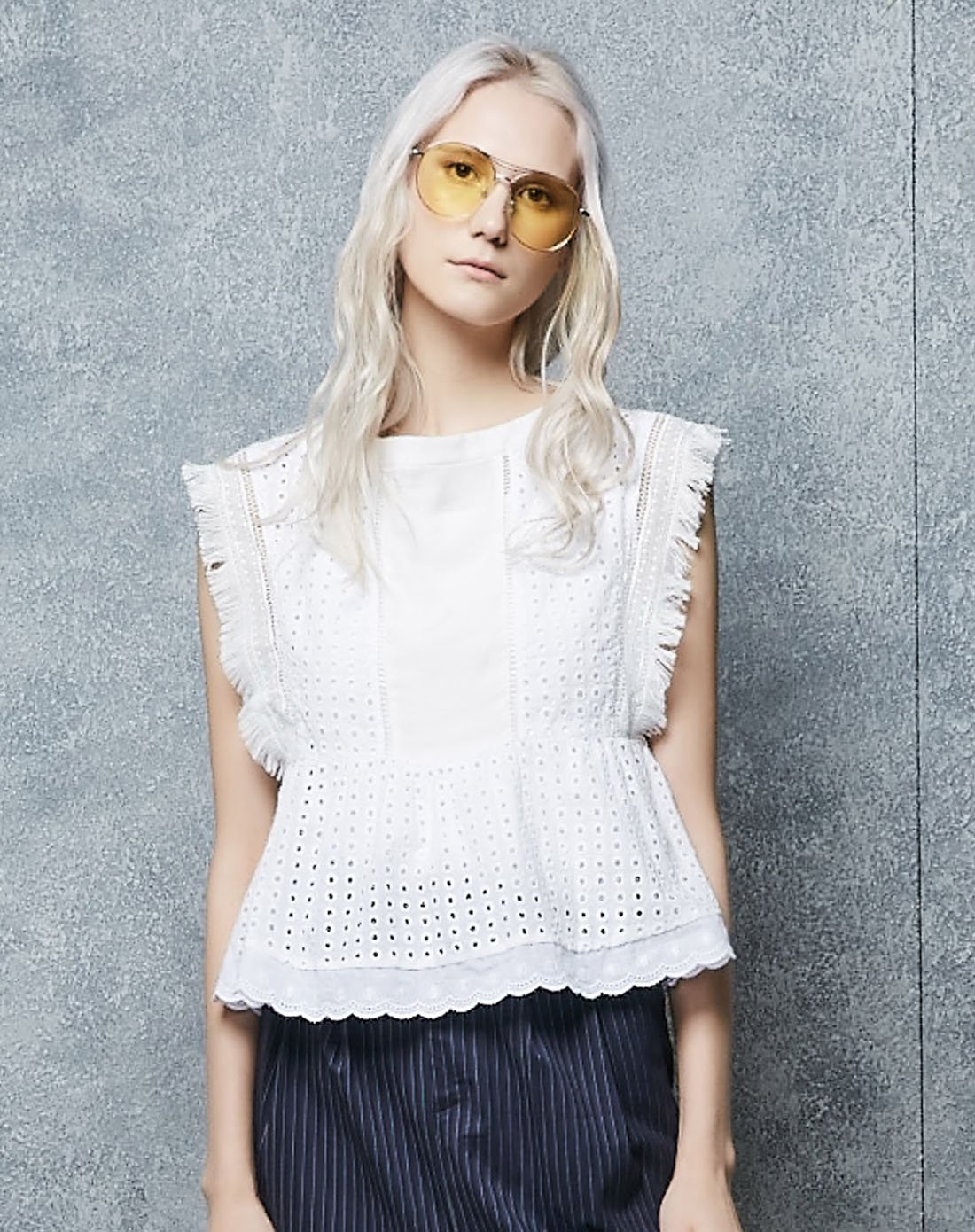 纯色镂空流苏边无肩袖上衣