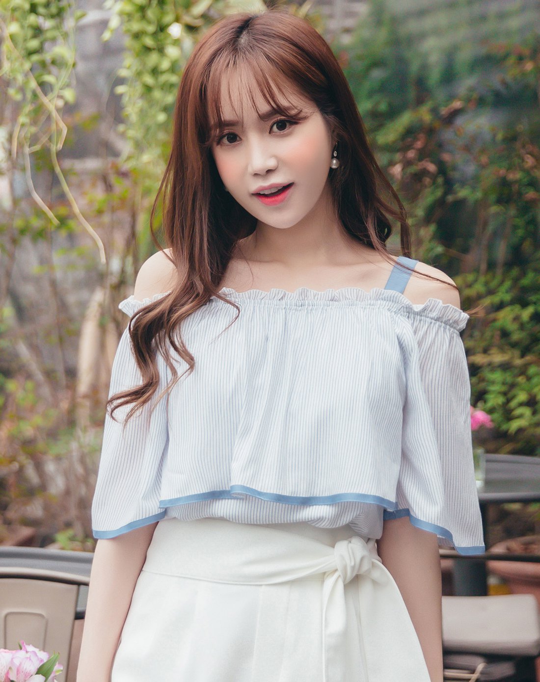 夏娜吊带一字领小女人上衣2018夏装新款甜美木耳边减龄条纹雪纺衫