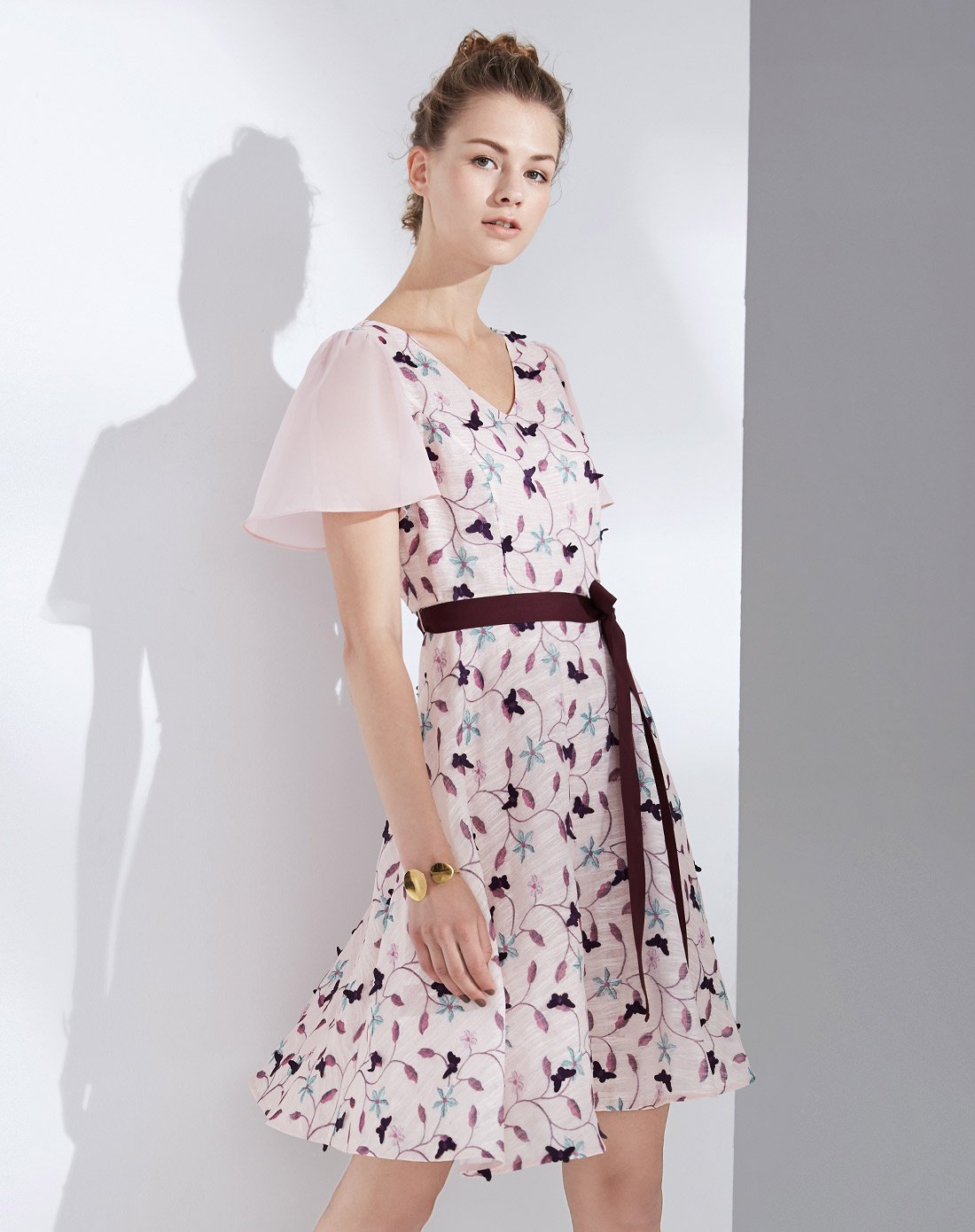 奥菲曼ofiman女装专场 ofiman奥菲曼v领印花系带裙子喇叭袖束腰a字