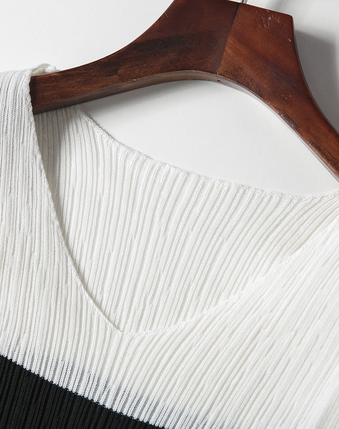 大条纹v领束袖针织衫