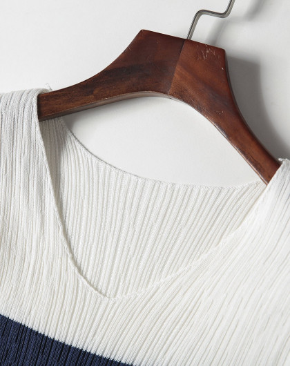 大条纹v领束袖针织衫