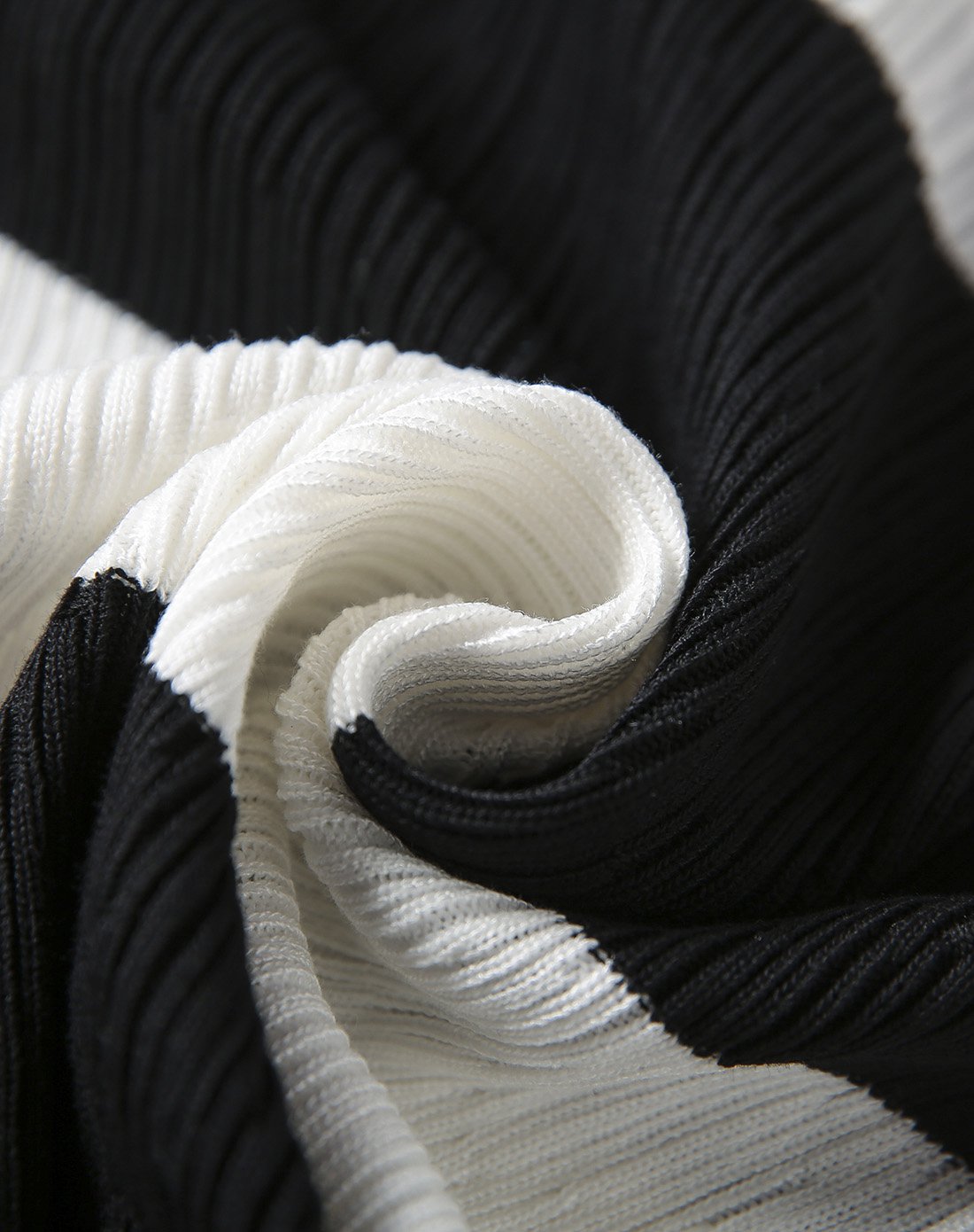 大条纹v领束袖针织衫