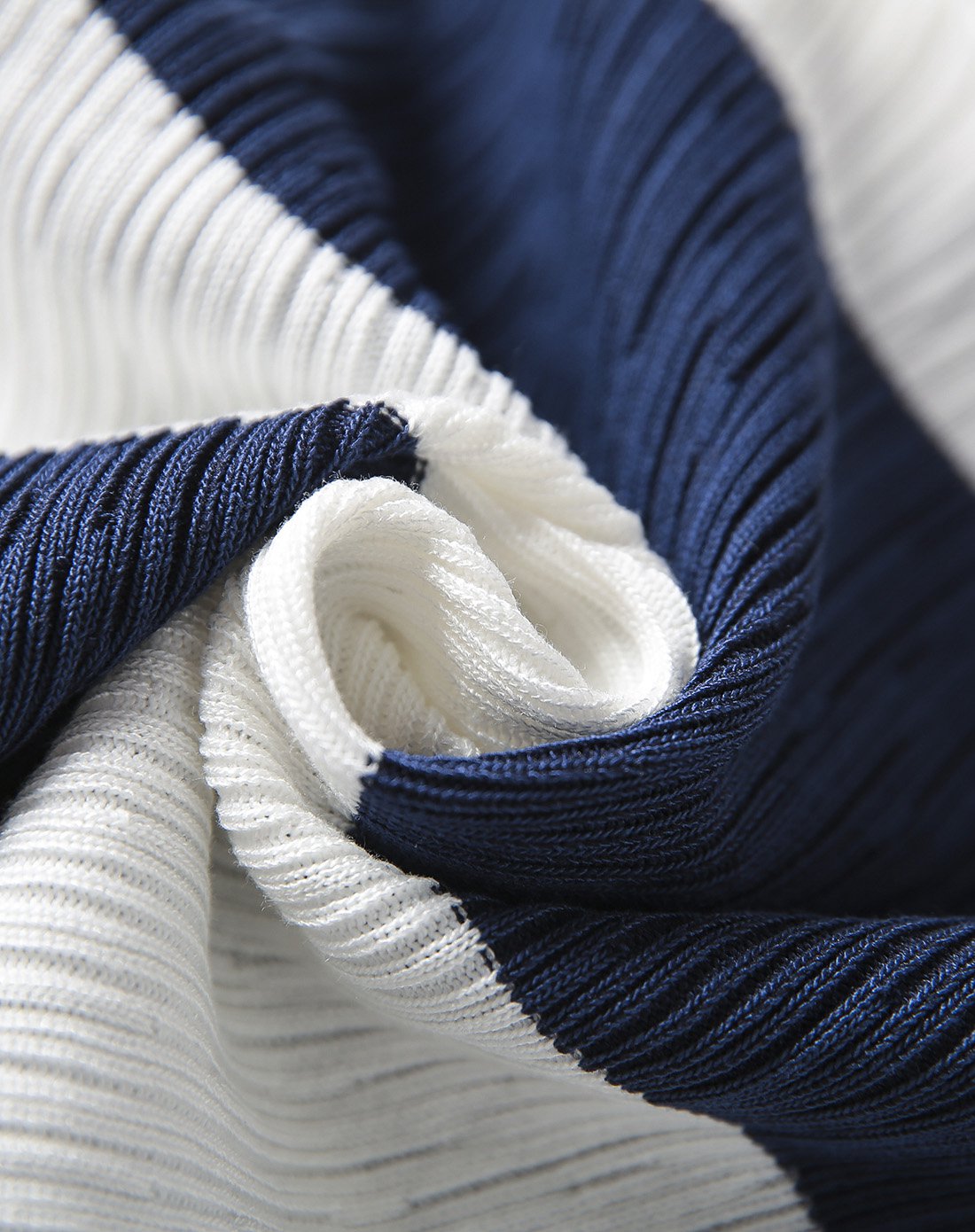 大条纹v领束袖针织衫