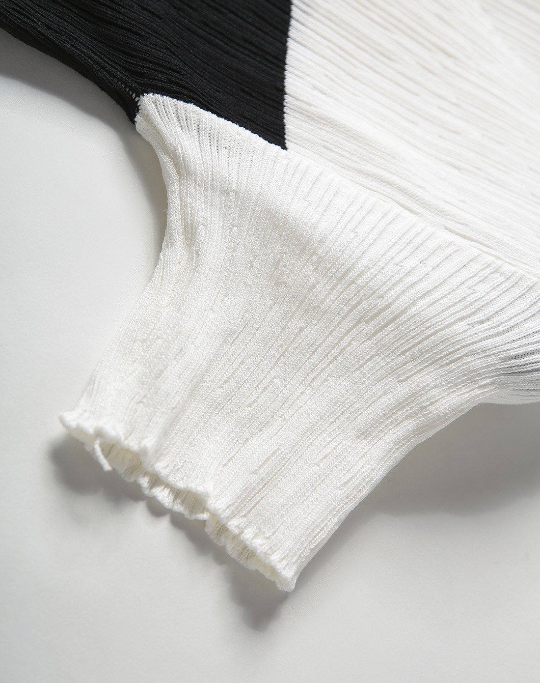 大条纹v领束袖针织衫