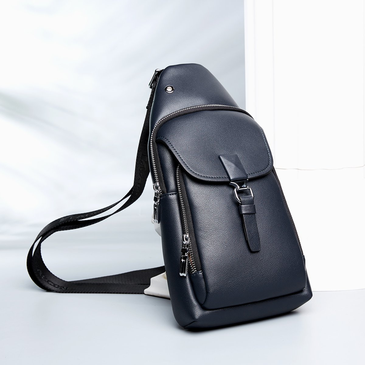 意尔康校园风时尚男款胸包单肩包