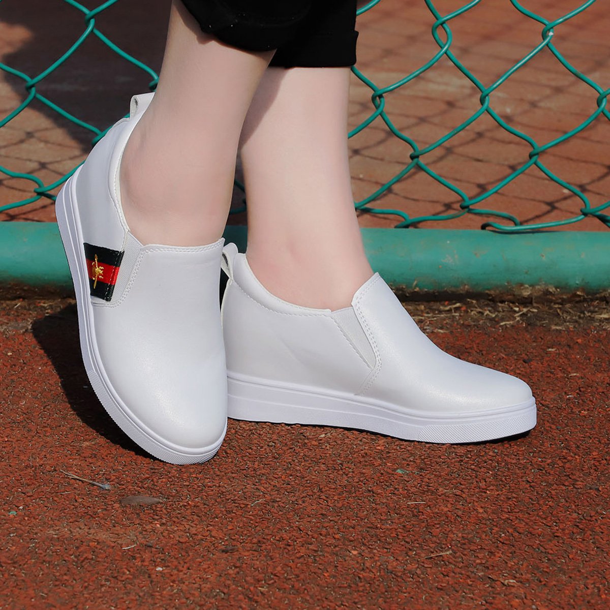 简约时尚厚底内增高侧面蜜蜂刺绣装饰套脚女士休闲鞋(偏小一码)