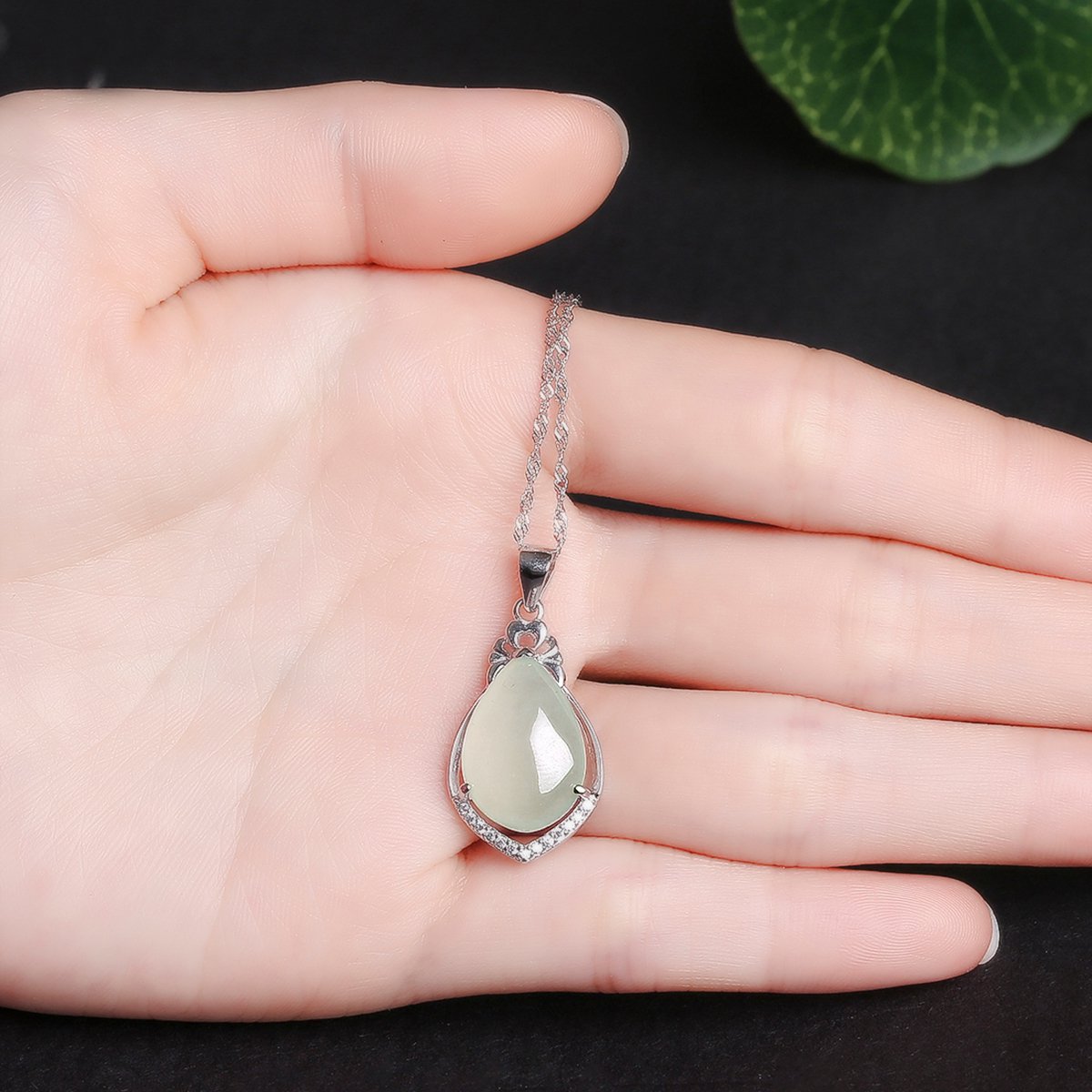 s925银镶冰糯水润翡翠水滴形吊坠(附证书)