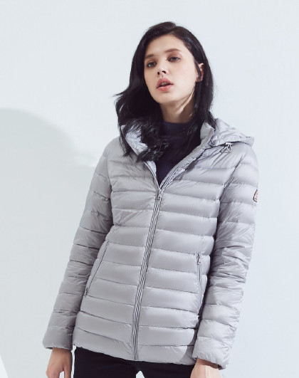 时尚短款加肥可脱卸帽羽绒服                 唯品国际商家直营预售