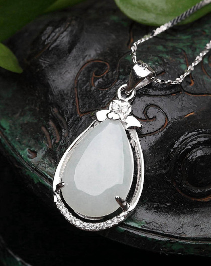 r 银镶翡翠水滴形吊坠(附证书/赠链款式随机)