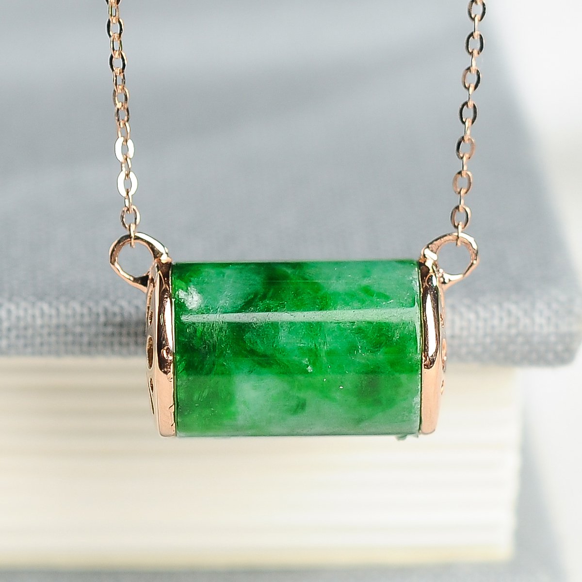 翡翠a货冰糯种飘阳绿圆柱形链坠18k金挂件