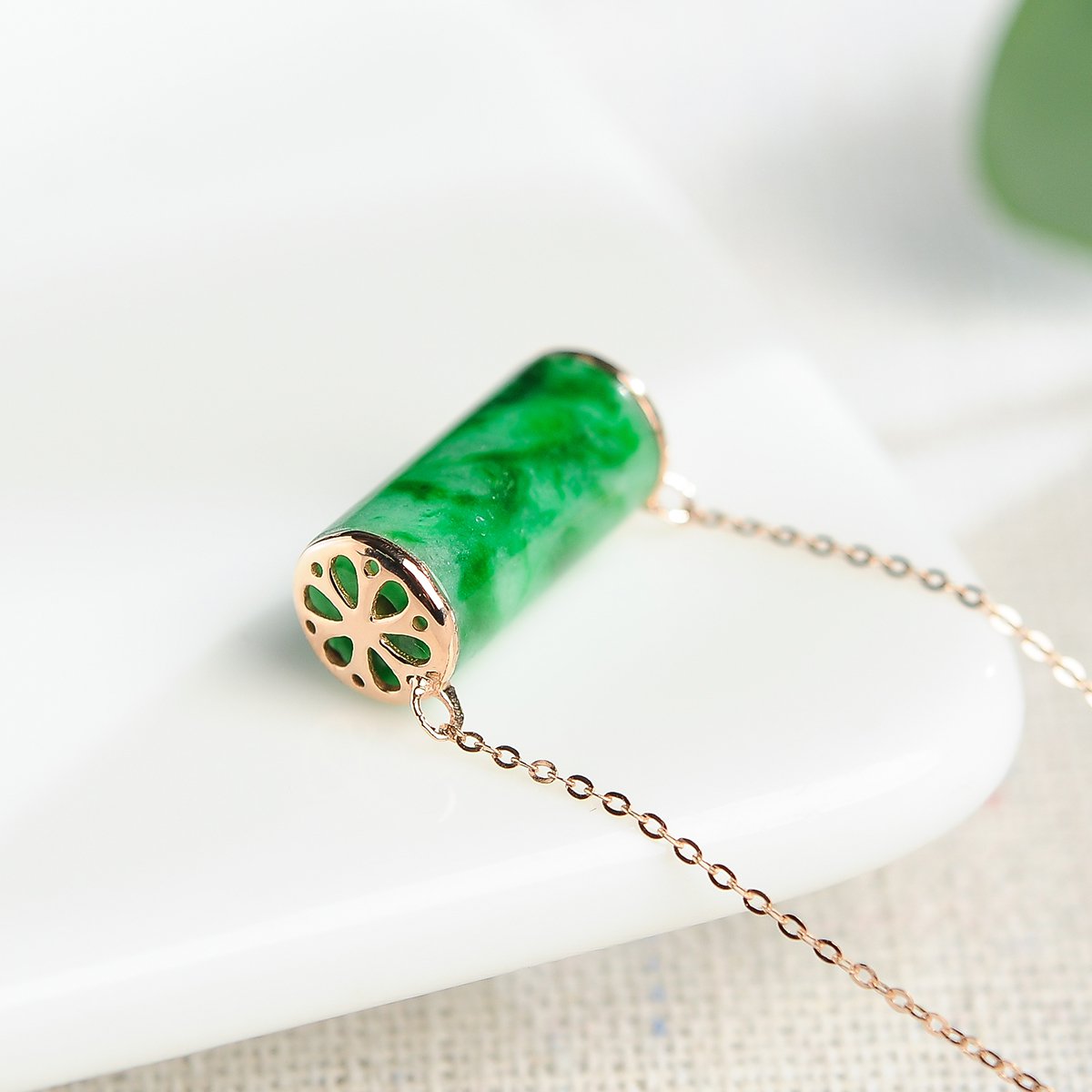 翡翠a货冰糯种飘阳绿圆柱形链坠18k金挂件