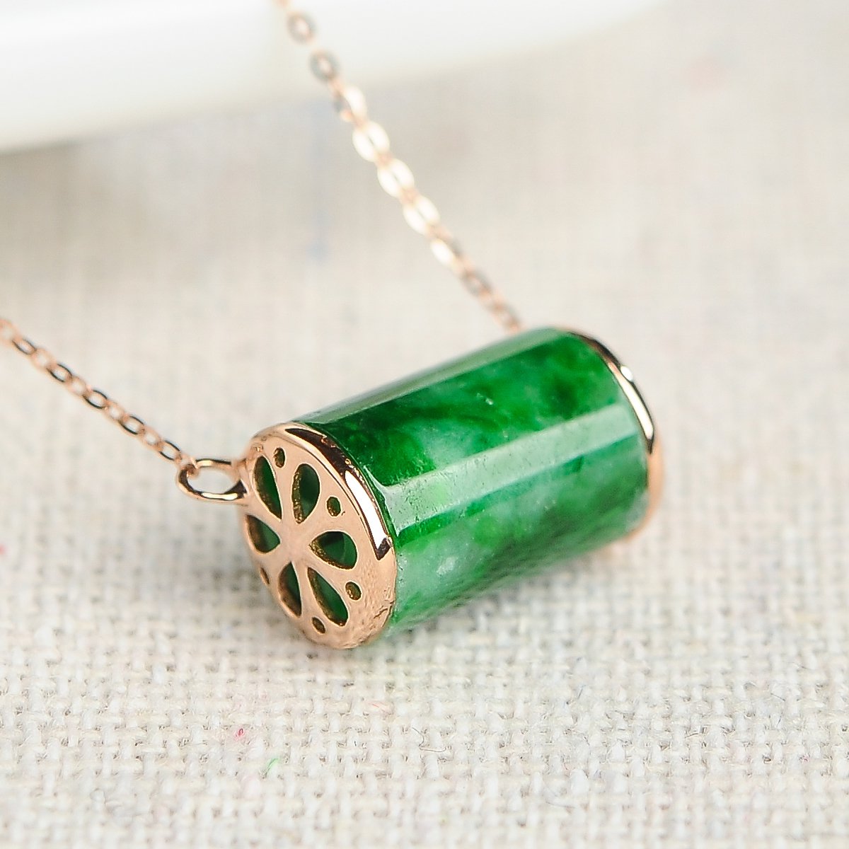 翡翠a货冰糯种飘阳绿圆柱形链坠18k金挂件