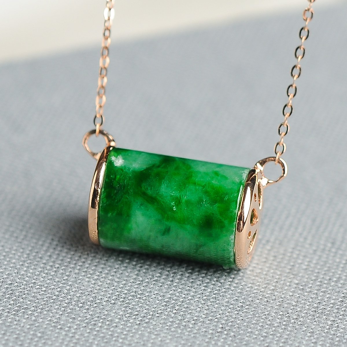 翡翠a货冰糯种飘阳绿圆柱形链坠18k金挂件